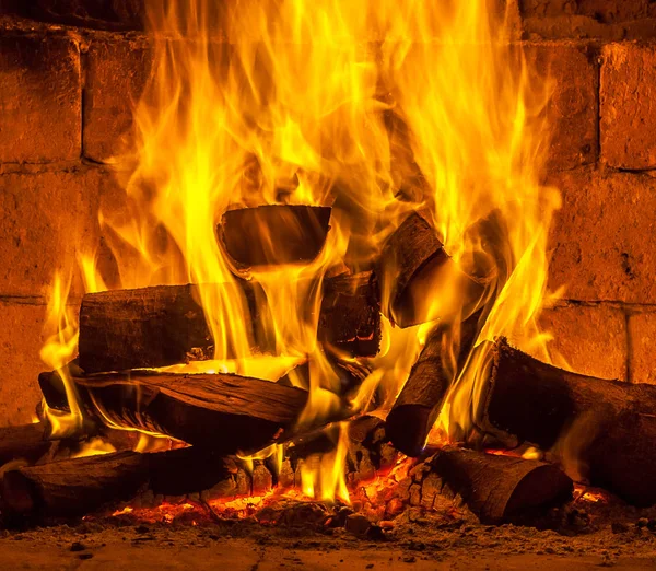 Een vuur verbrandt in een open haard — Stockfoto