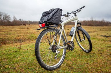 kirli bisiklet üzerinde bulutlu zaman alanında