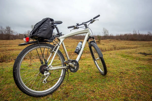 Sale vélo sur le terrain dans le temps nuageux — Photo