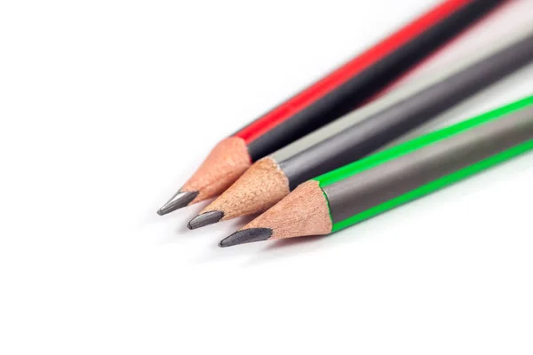 Trois crayons sur fond blanc — Photo