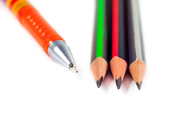 Lápices y un bolígrafo sobre fondo blanco — Foto de Stock