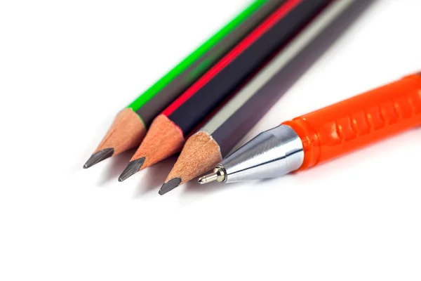 Lápis e uma caneta sobre um fundo branco — Fotografia de Stock
