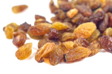 Beyaz zemin üzerine kuru üzüm kuru üzüm