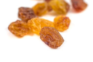 Beyaz zemin üzerine kuru üzüm kuru üzüm