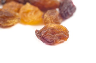 Beyaz zemin üzerine kuru üzüm kuru üzüm