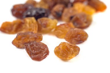 Beyaz zemin üzerine kuru üzüm kuru üzüm