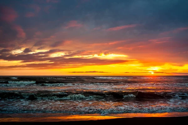 Pôr do sol colorido no Mar Negro, Poti, Geórgia — Fotografia de Stock