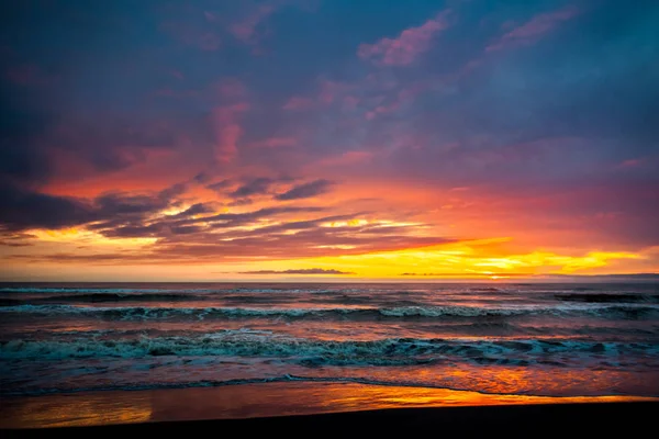 Farbenfroher Sonnenuntergang im Schwarzen Meer, Poti, Georgien — Stockfoto