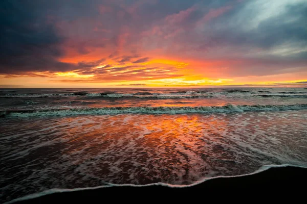 Farbenfroher Sonnenuntergang im Schwarzen Meer, Poti, Georgien — Stockfoto