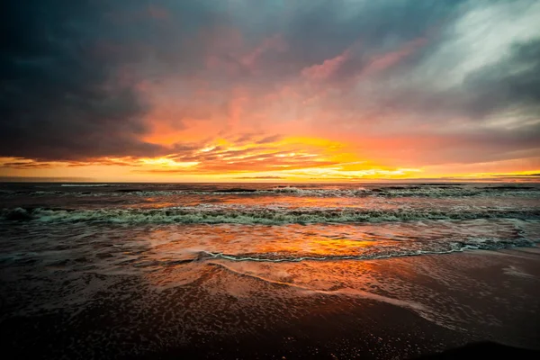 Farbenfroher Sonnenuntergang im Schwarzen Meer, Poti, Georgien — Stockfoto