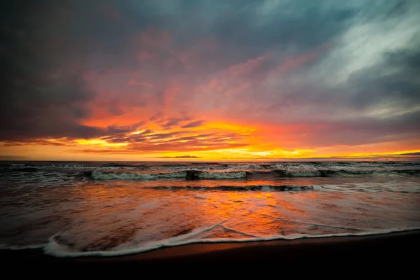 Farbenfroher Sonnenuntergang im Schwarzen Meer, Poti, Georgien — Stockfoto