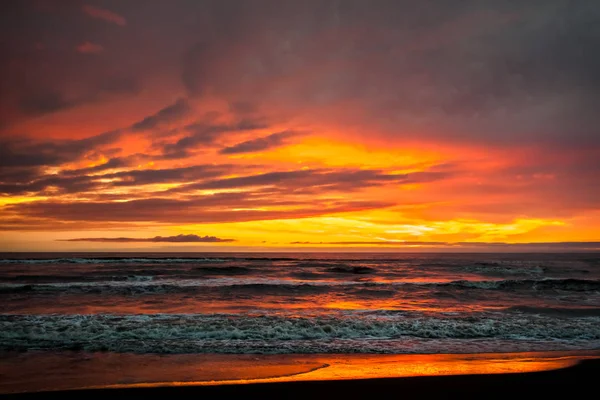 Farbenfroher Sonnenuntergang im Schwarzen Meer, Poti, Georgien — Stockfoto