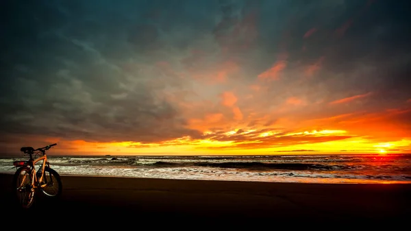 Touristenfahrrad an der Küste des Meeres bei Sonnenuntergang — Stockfoto
