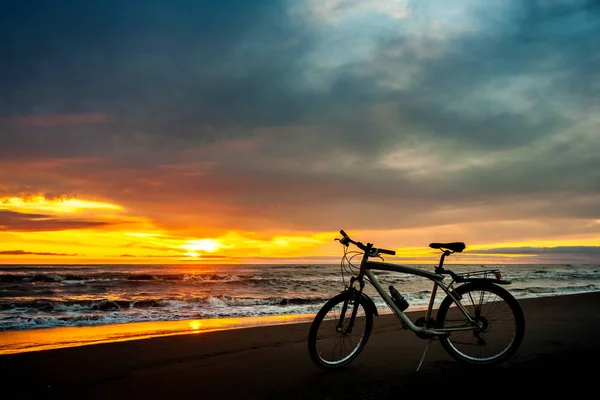 Touristenfahrrad an der Küste des Meeres bei Sonnenuntergang — Stockfoto