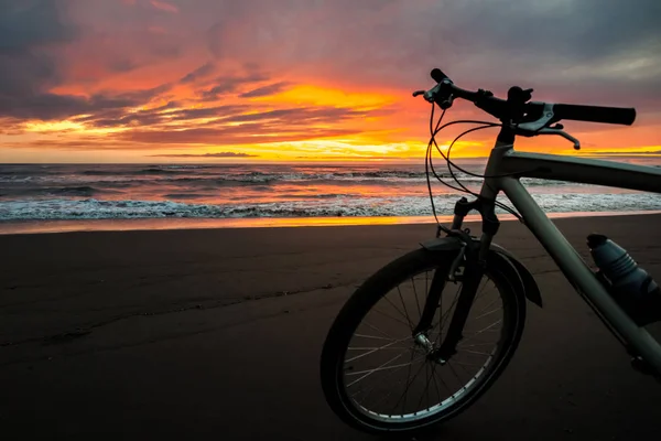 Touristenfahrrad an der Küste des Meeres bei Sonnenuntergang — Stockfoto