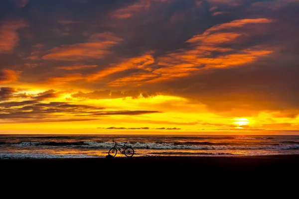 Touristenfahrrad an der Küste des Meeres bei Sonnenuntergang — Stockfoto