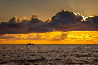 seiner Karadeniz üzerinde güzel gün batımı, Poti, Gürcistan
