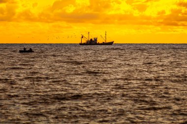 seiner Karadeniz üzerinde güzel gün batımı, Poti, Gürcistan