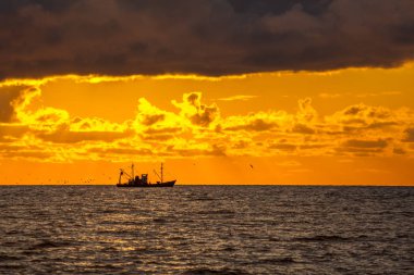 seiner Karadeniz üzerinde güzel gün batımı, Poti, Gürcistan