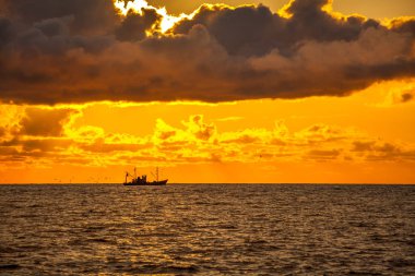 seiner Karadeniz üzerinde güzel gün batımı, Poti, Gürcistan