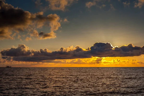 Sejner poławiający na Morze Czarne, piękny zachód słońca, Poti, Gruzja — Zdjęcie stockowe
