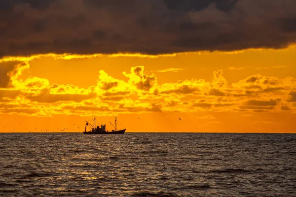 seiner Karadeniz üzerinde güzel gün batımı, Poti, Gürcistan
