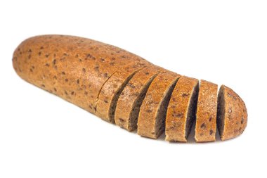 Beyaz arka plan üzerinde tohumları ile karanlık çavdar ekmeği