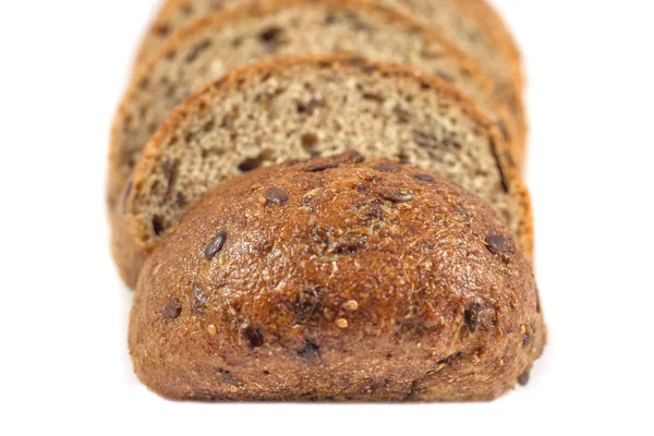 Pão de centeio escuro com sementes no fundo branco — Fotografia de Stock