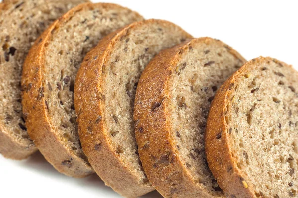 Ελαφρύ ψωμί Σκανδιναυίας με σπόρους σε λευκό φόντο — Φωτογραφία Αρχείου