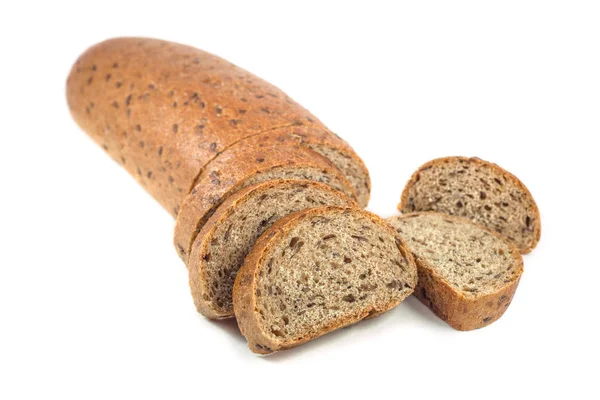 Pão de centeio escuro com sementes no fundo branco — Fotografia de Stock
