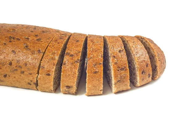 Beyaz arka plan üzerinde tohumları ile karanlık çavdar ekmeği — Stok fotoğraf