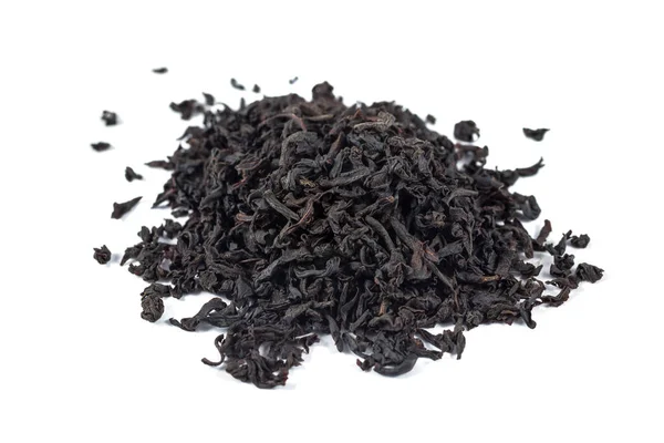 Foglie di tè nero secco isolato su sfondo bianco — Foto Stock
