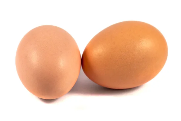 Zwei braune Hühnereier isoliert auf weiß — Stockfoto