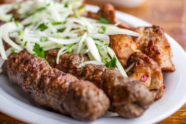 Geleneksel Gürcü mtsvadi domuz Barbekü ve soğan kebabı 