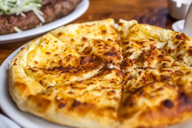 Geleneksel Gürcü pasta - khachapuri, ov içinde pişmiş bir pastadır