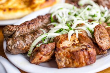 Geleneksel Gürcü mtsvadi domuz Barbekü ve soğan kebabı 