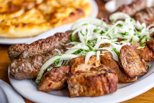 Традиционное грузинское мцвадийское свиное барбекю и кебаб с луком — стоковое фото