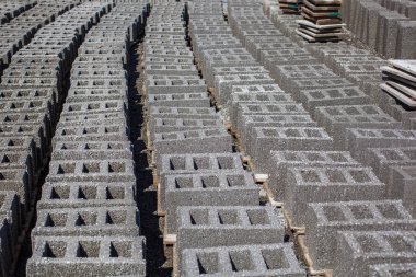 Açık havada yeni beton bloklar