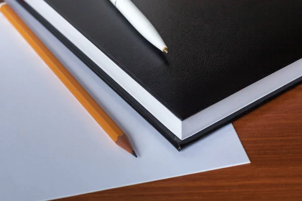 Diario nero, o Sketchbook con penna e matita sul tavolo — Foto Stock