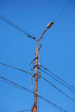 Direk elektrik güç hattı mavi gökyüzü karşı