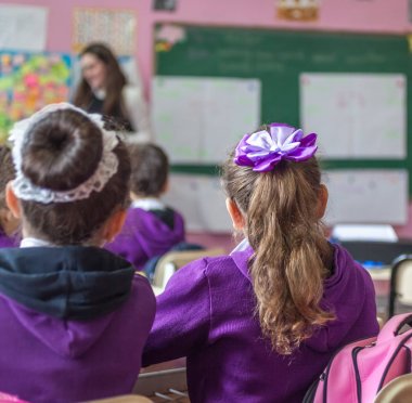 okul çocukları sınıfta aktif olarak katılan