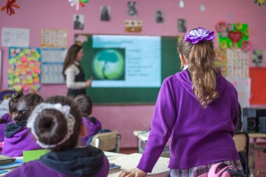 okul çocukları sınıfta aktif olarak katılan
