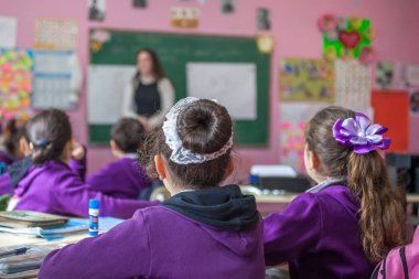 okul çocukları sınıfta aktif olarak katılan