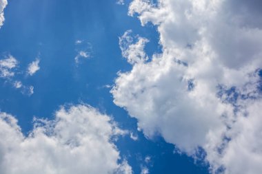 Bulutlar mavi gökyüzü, doğal doku ile