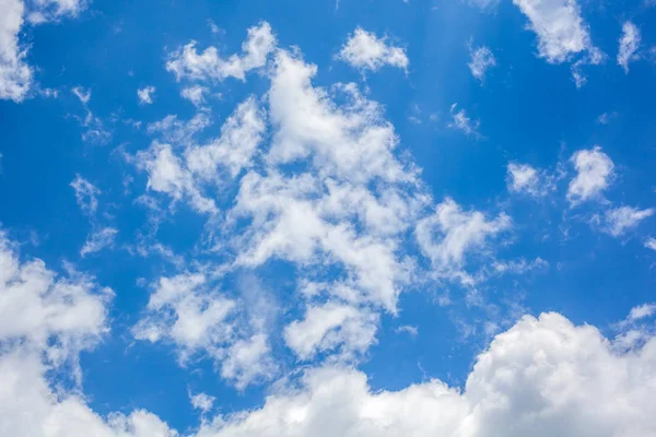 Bulutlar mavi gökyüzü, doğal doku ile — Stok fotoğraf