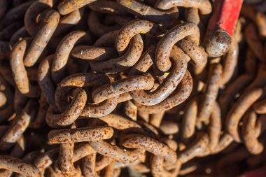 Paslı demir zinciri açık havada