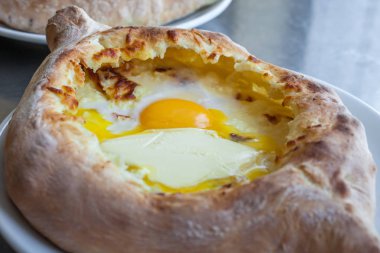 Acara khachapuri masanın üzerine yumurtalı