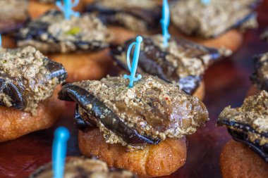 Mısır ekmeği. Mchadi ve patlıcan Fındıklı - geleneksel Georgia