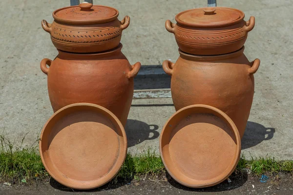 Traditional Georgian clay pottery sold for sale in the village o — Stock Photo, Image
