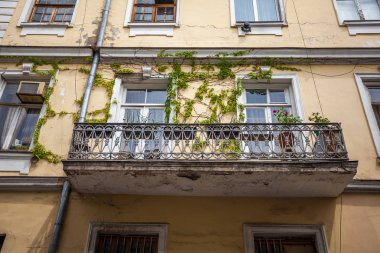 Tiflis evin geleneksel eski balkon. Gürcistan